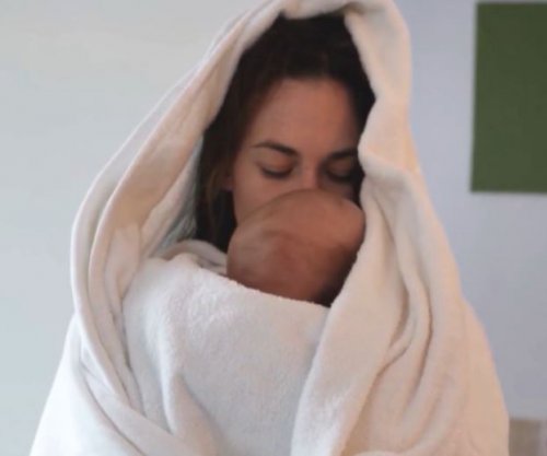 Rritet mosha mesatare e grave që bëhen nëna për herë të parë