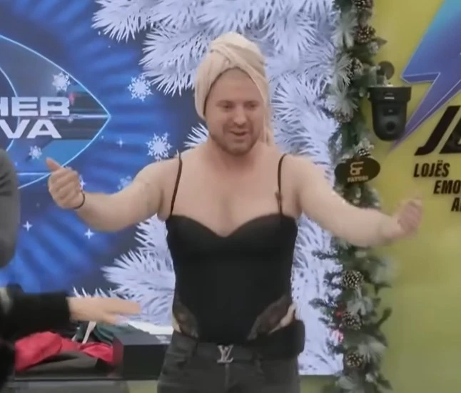 Labi vishet si grua, dhuron spektakël në shtëpi duke vallëzuar “belly dance”