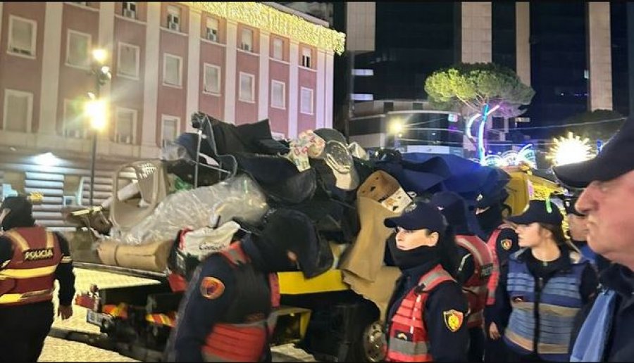 Policia ndërhyn në mesnatë për t i hequr karriget  Adriatik Lapaj dërgohet me urgjencë në spital