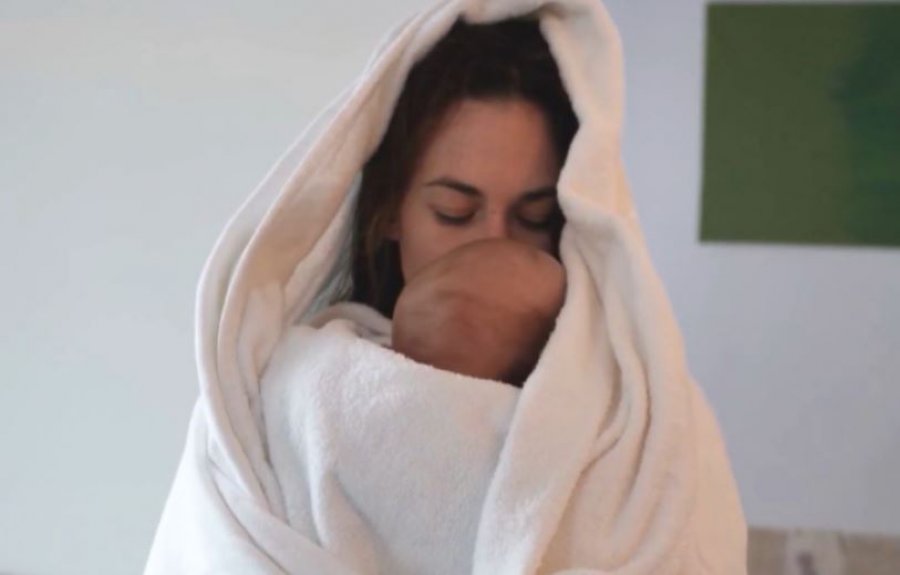 Rritet mosha mesatare e grave që bëhen nëna për herë të parë