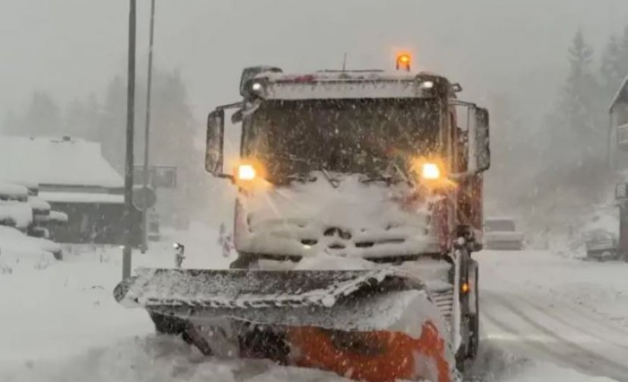 Reshjet e mëdha të borës në Bosnje, vdes një grua