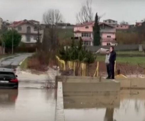 Raportohet se në Shqipëri një familje kosovare me tre fëmijë është bllokuar në makinë nga përmbytjet