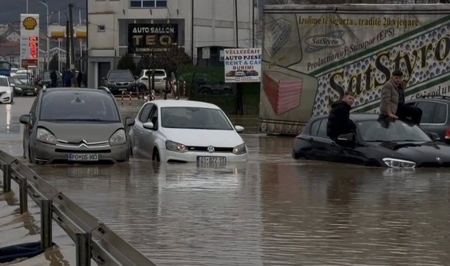 Situatë e rënduar nga vërshimet në Drenas, uji ka depërtuar në disa shtëpi dhe biznese