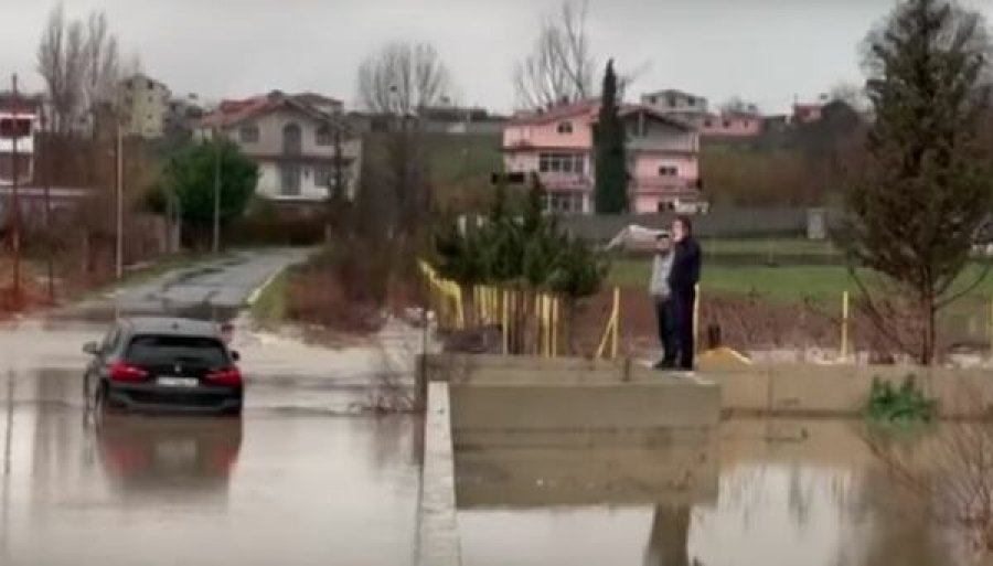 Raportohet se në Shqipëri një familje kosovare me tre fëmijë është bllokuar në makinë nga përmbytjet