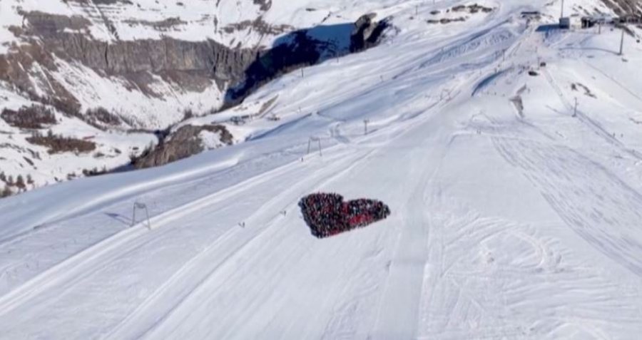 Homazh për viktimat e zjarrit në Zvicër, skiatorët krijojnë një zemër në Crans-Montana