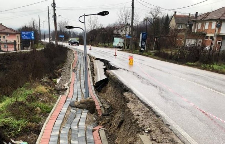 Shembet një rrugë në Klinë, shkak reshjet e shiut