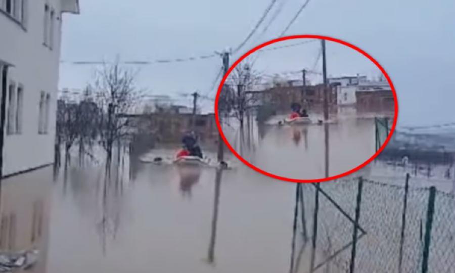 Situatë alarmante në Poklek të Drenasit, banorët evakuohen me barka [video]