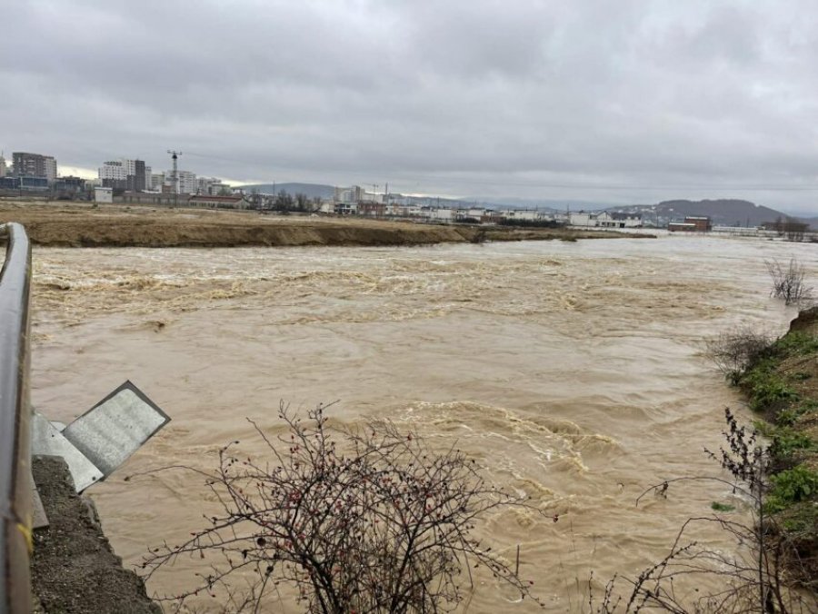 20 familje në Drenas largohen nga shtëpitë, Lladrovci: Do të na vijnë në ndihmë edhe njësitet e AME-së
