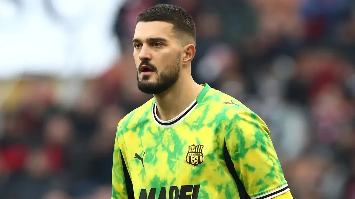 Gjiganti italian po vëzhgon Aro Muriçin