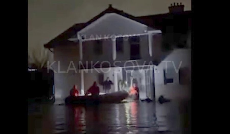 Vërshimet në Gjakovë, zjarrfikësit evakuojnë tre banorë [video]