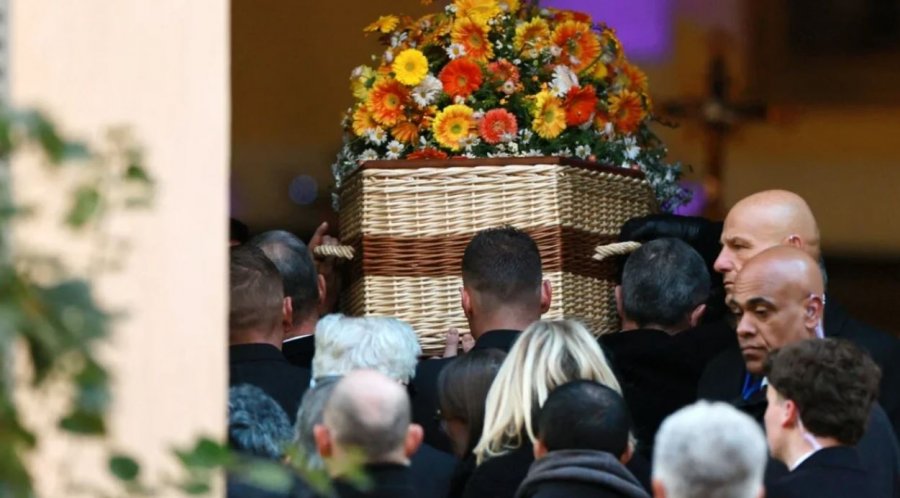 Brigit Bardot varroset në Saint-Tropez, djali që ajo e urrente dhe e krahasonte me një tumor gjithashtu i bëri homazhe asaj