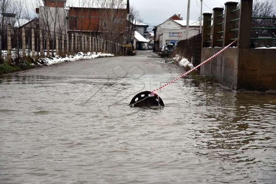 Komuna e Fushë-Kosovës nis shpërndarjen e ujit të pijshëm për qytetarët në zonat e prekura nga përmbytjet