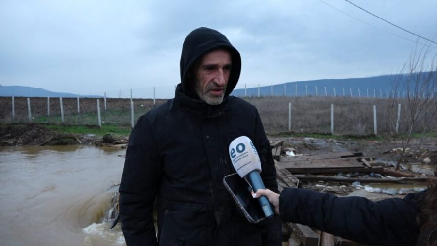 Familja shtatë anëtarësh bllokohet pasi u përmbyt ura, kryefamiljari: Fati kemi pasë ushqim se nuk kemi mujt me dalë