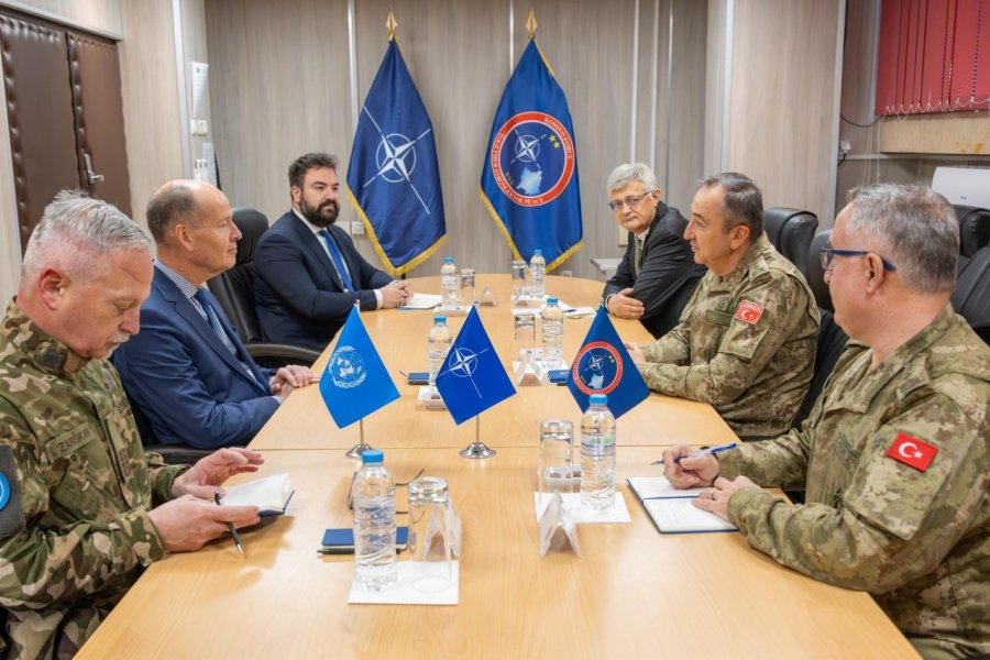 Komandanti i KFOR it takon shefin e UNMIK ut  diskutohet situata e sigurisë në Kosovë