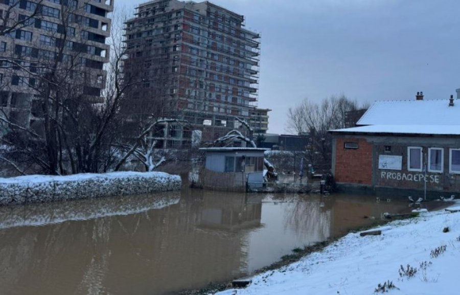 Evakuohen 10 familje nga lagja “2 Korriku” në Mitrovicë