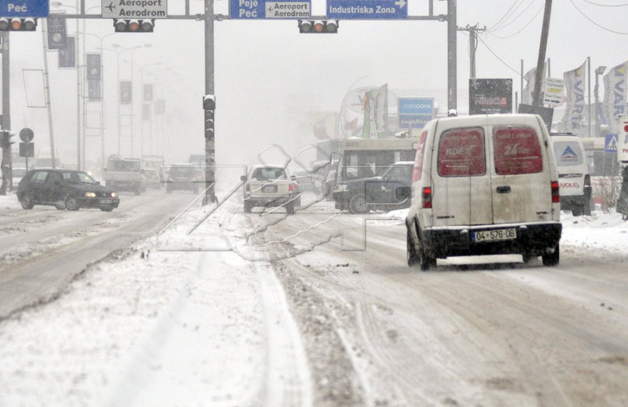 Policia e Kosovës apelon për kujdes në rrugë për shkak të reshjeve të shiut dhe borës