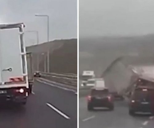 Pamje të reja nga stuhia në Turqi - kamionët përmbysen, çatitë fluturojnë [video]