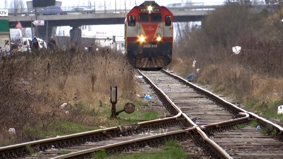 Tre të lënduar pasi treni goditi një veturë në Grabovc të Fushë-Kosovës