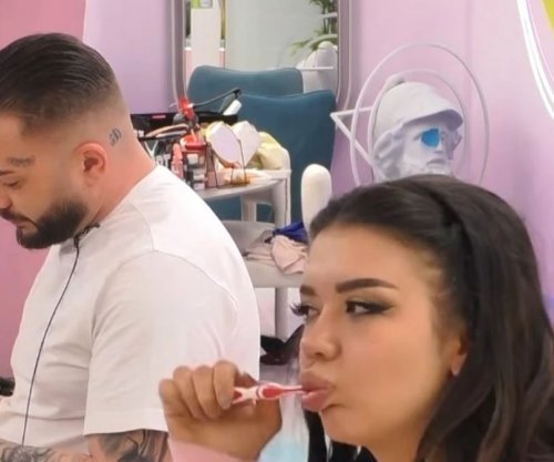 Limi e nis ditën e parë në BBVK duke i shkuar afër Albës në tualet, ajo e injoron maksimalisht [video]