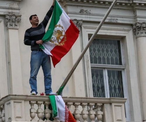 Protesta në Londër, burri heq flamurin e Iranit nga ambasada - e zëvendëson me një tjetër