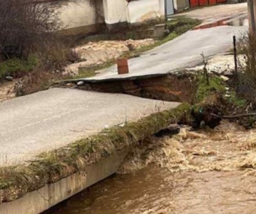 Si pasojë e vërshimeve shembet ura në Gadime të Epërme, vështirësohet lëvizja e banorëve