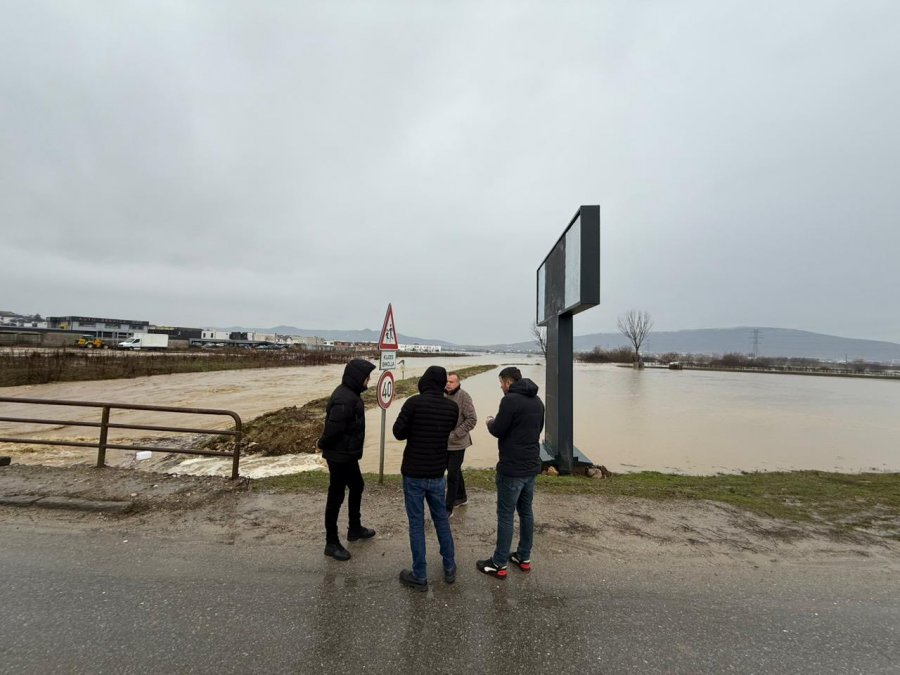 Durmishi: Reshjet shkaktojnë vërshime dhe probleme në disa rrugë, ekipet në terren për sanim emergjente
