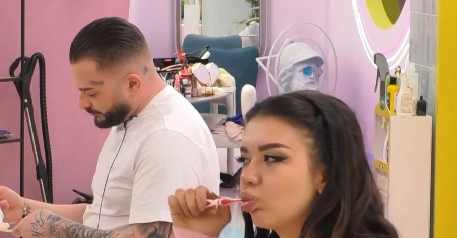 Limi e nis ditën e parë në BBVK duke i shkuar afër Albës në tualet, ajo e injoron maksimalisht [video]