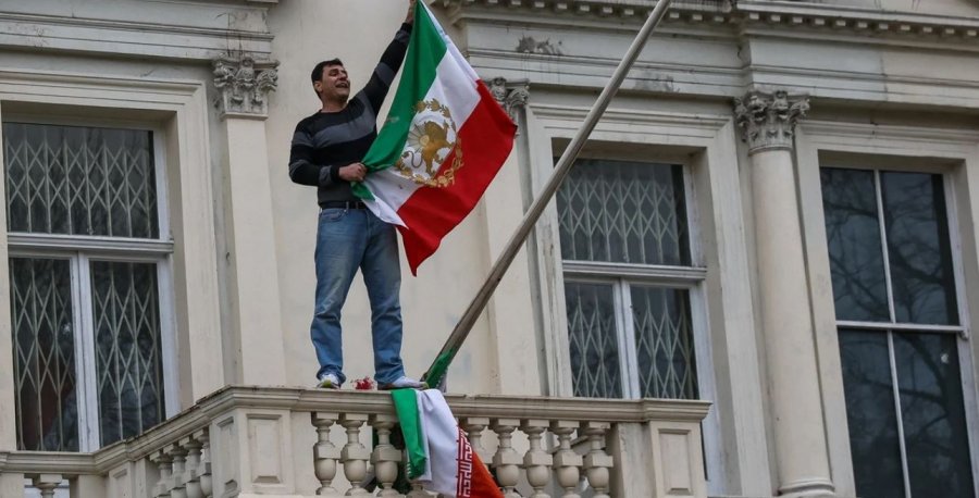 Protesta në Londër  burri heq flamurin e Iranit nga ambasada   e zëvendëson me një tjetër