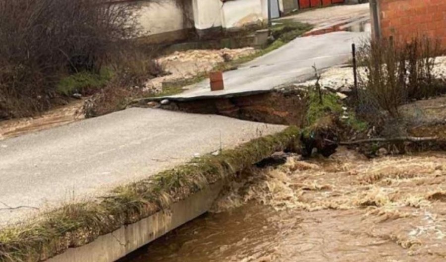 Si pasojë e vërshimeve shembet ura në Gadime të Epërme  vështirësohet lëvizja e banorëve