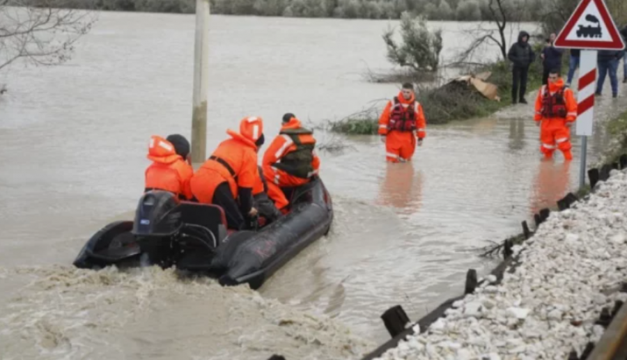 Mbi 13 mijë hektarë tokë e përmbytur dhe 1 587 banesa nën ujë në Shqipëri
