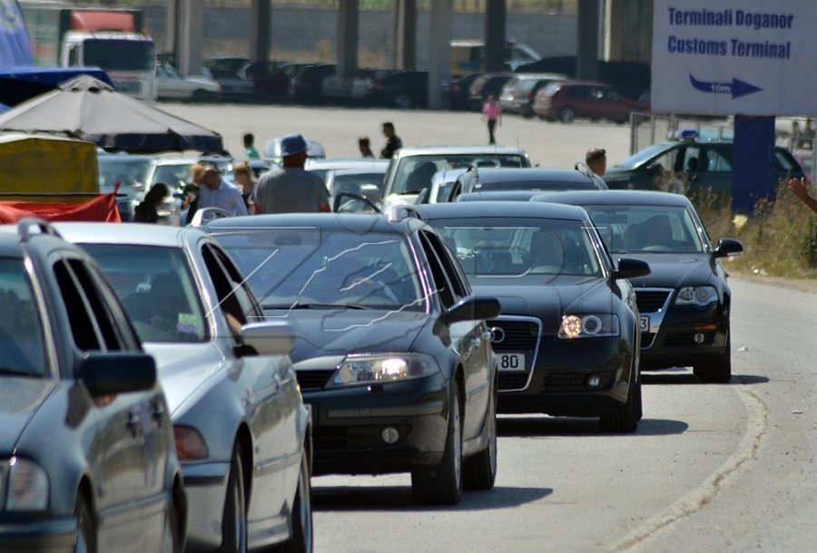 Kolona deri në 1 5 kilometra në Merdarë  pritje të gjata në kufi