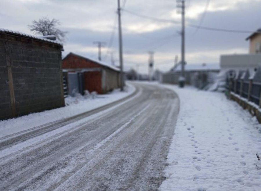 Gjendje e vështirësuar e rrugëve në Drenas pas reshjeve të borës  apel për kujdes të shtuar
