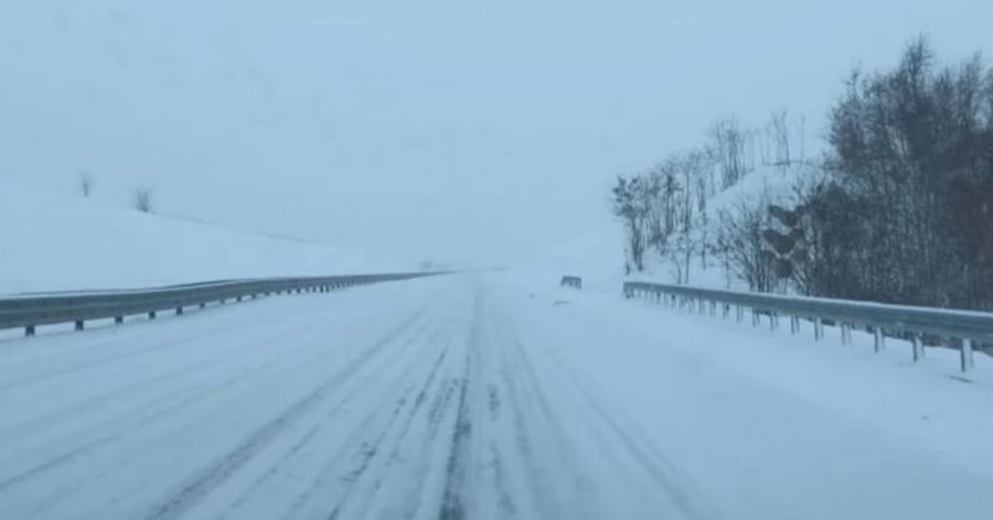 Vështirësi kalimi në dy rrugë që çojnë drejt kufirit