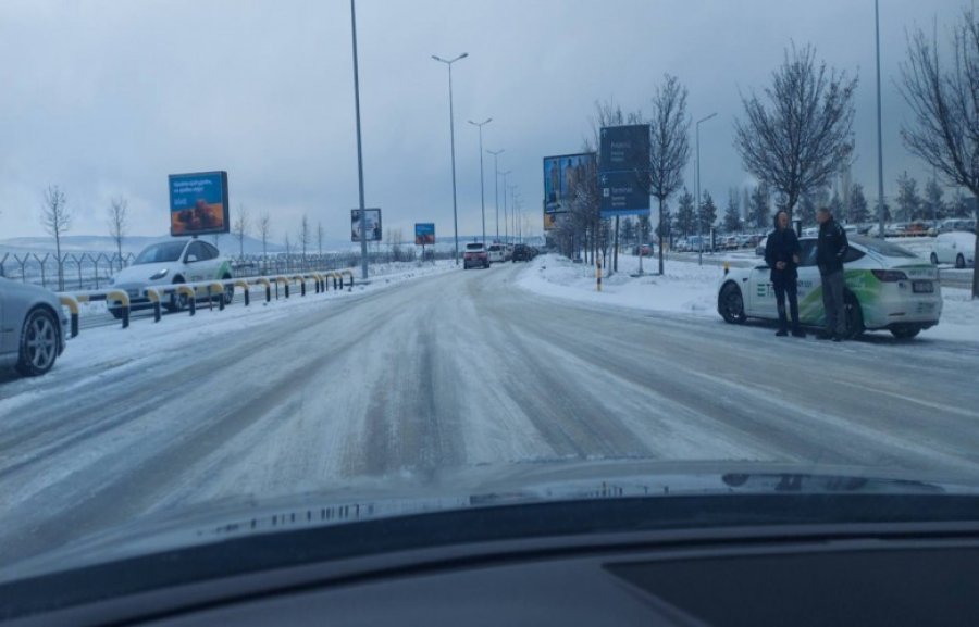 Rrugët me borë  vështirësi në qarkullim drejt Aeroportit  Adem Jashari 