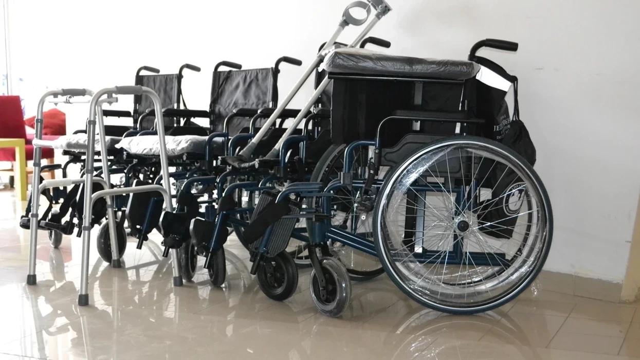 “Handikos” në Mitrovicë njofton për shpërndarjen e mjeteve ortopedike