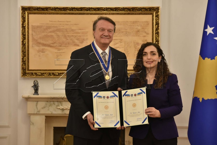 Presidentja Osmani e nderon me medalje presidenciale Hasan Aratin