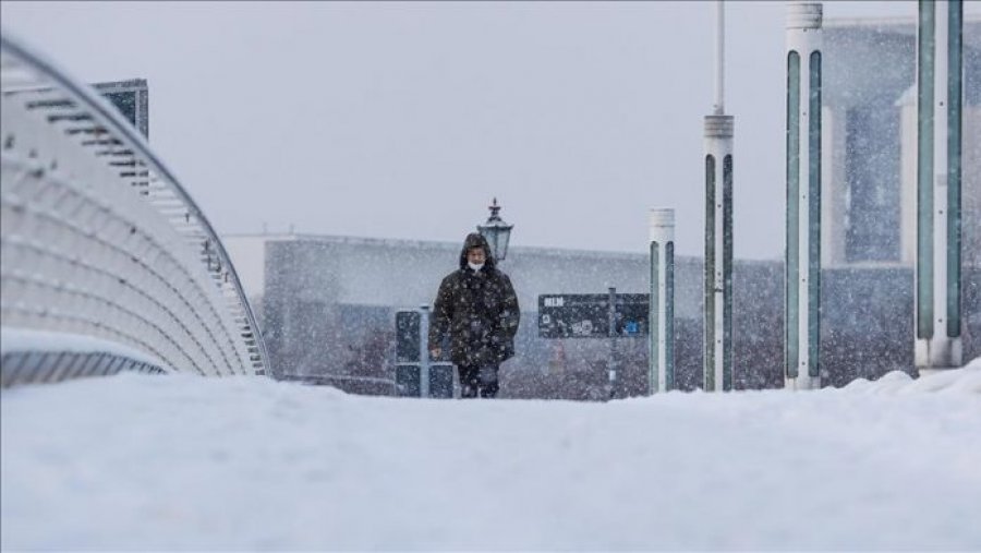 Gjermani  Stuhia e akullit mbyll shkollat  anulon fluturimet dhe paralizon hekurudhat