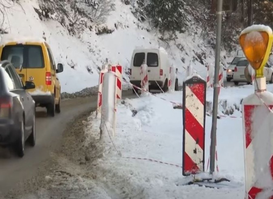 Reshjet atmosferike dëmtuan rrugën nacionale Zhur Dragash