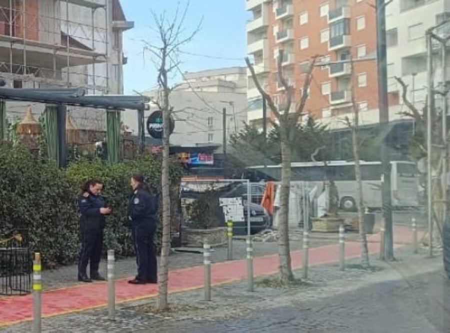 Therje me thikë në një lokal në Klinë