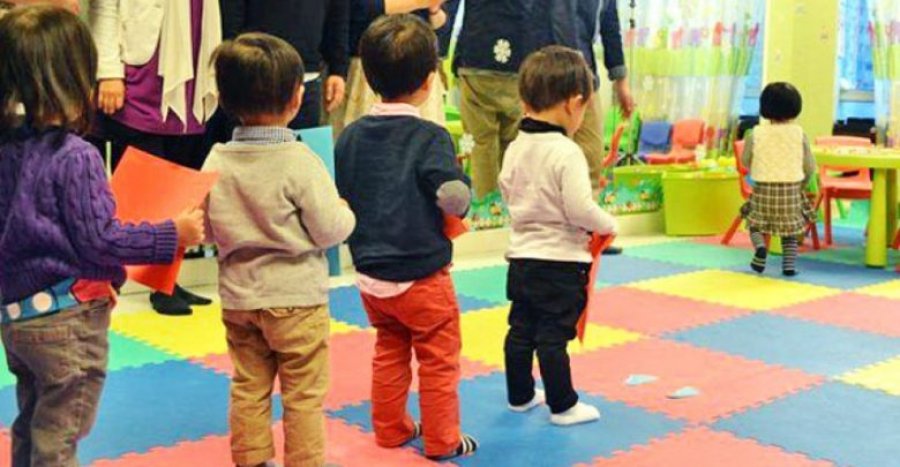 Fëmija e godet edukatoren me shufër metalike në një kopsht në Pejë