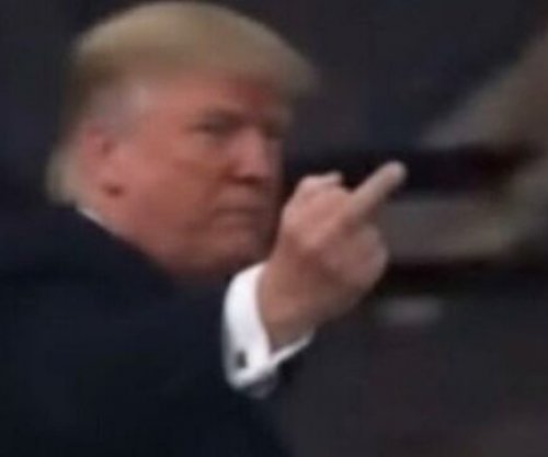 Trumpi ia tregon gishtin e mesëm punëtorit të fabrikës së Detroitit