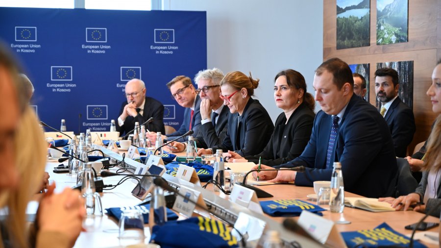 Ambasadorët e akredituar takojnë Kurtin: Dialogu me Serbinë, kyç për integrimin