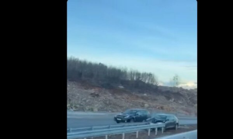 Vetaksident në Dollc  shoferi përplaset me anësoret e rrugës  video 