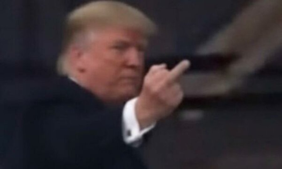 Trumpi ia tregon gishtin e mesëm punëtorit të fabrikës së Detroitit