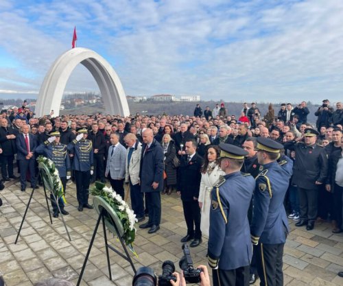 Krerët e shtetit dhe Walkeri nderojnë viktimat e Reçakut, që u masakruan nga regjimi i Millosheviqit