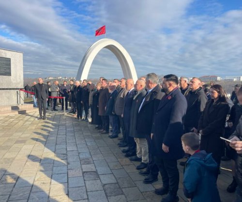 Ramush Haradinaj dhe zyrtarë të AAK-së bëjnë homazhe në Reçak