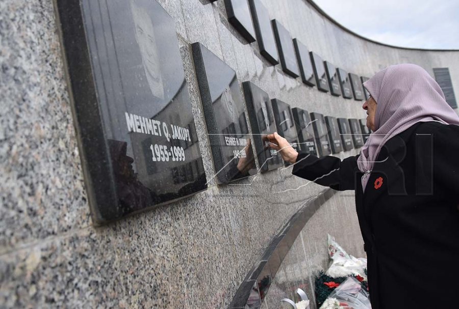 Misionet diplomatike në Kosovë nderojnë viktimat e Reçakut, ritheksojnë rëndësinë e kujtesës, drejtësisë dhe paqes