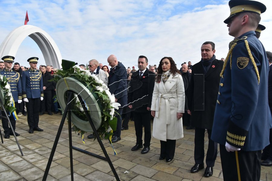 Krerët e shtetit dhe Walkeri nderojnë viktimat e Reçakut, që u masakruan nga regjimi i Millosheviqit