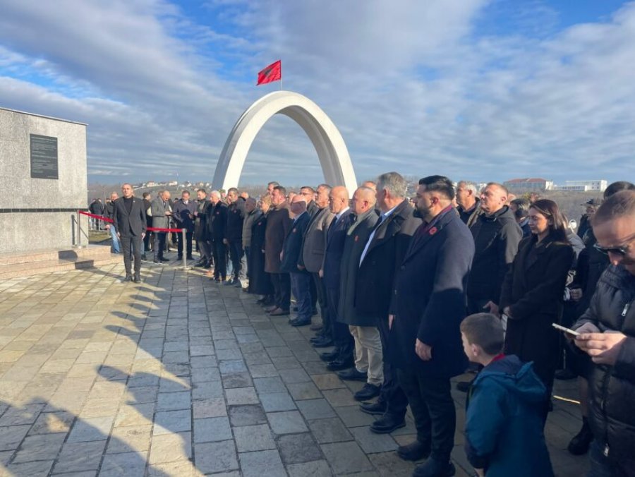 Ramush Haradinaj dhe zyrtarë të AAK-së bëjnë homazhe në Reçak