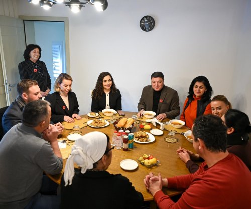 Osmani vizitoi familjet e viktimave të masakrës së Reçakut: Dhimbja është shndërruar në qëndresë